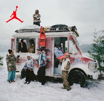 Sept personnes en vêtements d'hiver se rassemblent autour d'un véhicule recouvert de neige et de glace, avec une planche à neige attachée, dans un cadre extérieur enneigé.