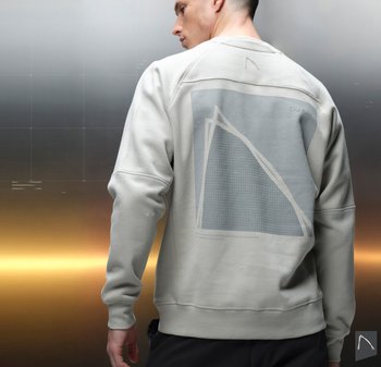 Lichtgrijze sweatshirt met een ontspannen pasvorm, voorzien van een grote geometrische grafiek op de achterkant. Zachte textuur en geribbelde manchetten verhogen het comfort.
