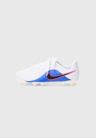 Fehér labdarúgócipő kék és rózsaszín Nike logóval, texturált felsőrésszel és kemény talajhoz kialakított stoplikkal.