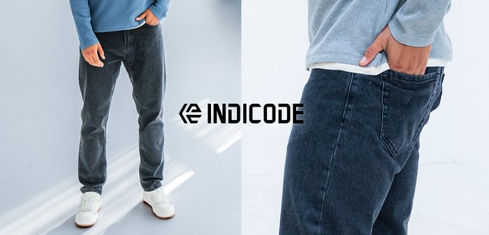 Dunkelblaue Jeans mit geradem Schnitt, subtiler Verblassung, Seitentaschen und klassischem Fünf-Taschen-Design. Kombiniert mit einem hellblauen Hemd.