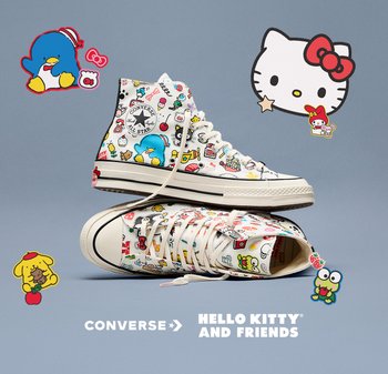 Zapatillas Converse de caña alta con estampados de personajes de dibujos animados de Hello Kitty y Amigos sobre un fondo gris, rodeadas de pegatinas de personajes.