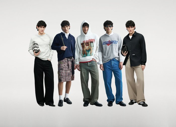 Collection de cinq mannequins hommes présentant des tenues variées : pull en maille, sweat à capuche, short à carreaux, denim et pantalons larges dans différentes couleurs et textures.