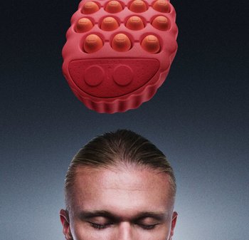 Masseur en silicone rouge avec des nodules arrondis et une base lisse, flottant au-dessus de la tête d'une personne sur un fond sombre.