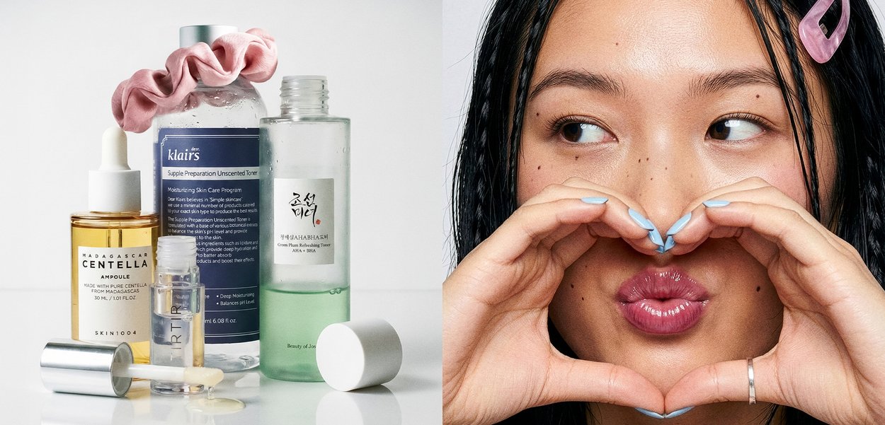 Des flacons de soins de la peau et un compte-gouttes disposés avec un chouchou rose sur une bouteille à côté d'une femme formant un cœur avec ses mains près de son visage.