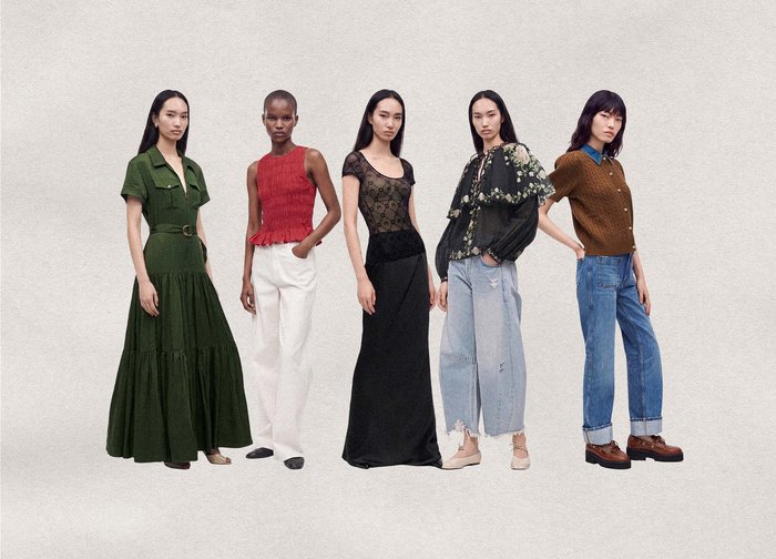 Cinq femmes sont alignées, portant des tenues variées : robe verte, haut rouge avec pantalon blanc, robe noire, blouse fleurie avec jeans larges, et pull marron avec jeans retroussés.