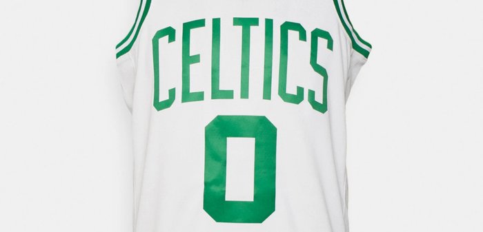 Maillot de basket blanc avec texte vert "CELTICS" et numéro "0". Comprend des rayures vertes sur les épaules et une coupe ample.