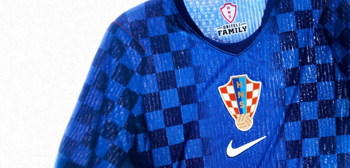 Μπλε καρό φανέλα ποδοσφαίρου με το έμβλημα της Κροατικής Ποδοσφαιρικής Ομοσπονδίας, λογότυπο της Nike από κάτω και ετικέτα "OBITELJ FAMILY" στο εσωτερικό του γιακά.