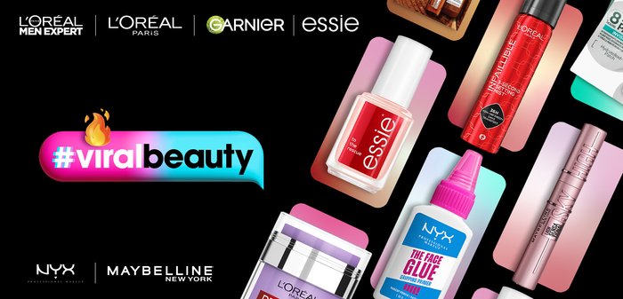 Collezione di prodotti di trucco su uno sfondo nero. Le bottiglie presentano forme e dimensioni diverse, con colori che includono rosso, rosa e viola.