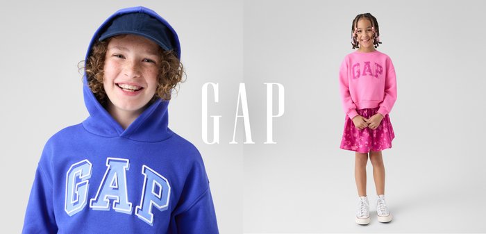 Blå sweatshirt med "GAP" i hvide bogstaver og en matchende hat til venstre; pink sweatshirt med "GAP" og blomsterskirt til højre.
