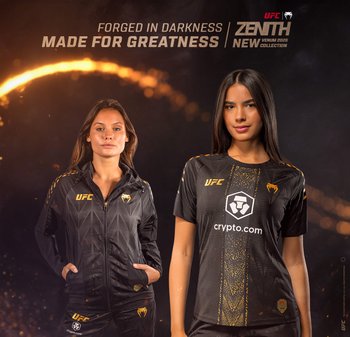 Schwarze Sportbekleidung mit einer strukturierten Optik, goldenen Akzenten und UFC-Logo. Enthält eine Jacke mit Reißverschluss und ein kurzärmeliges Shirt mit Sponsorlogo.