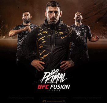Schwarze Jacke mit goldenen Akzenten und strukturiertem Design. Der Hintergrund zeigt Sportler in schwarzer Bekleidung mit Logos. Der Text lautet "GO PRIMAL UFC FUSION."