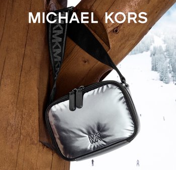 Borsa a tracolla argento metallizzato con finitura testurizzata, dotata di doppia cerniera e tracolla con logo. Arricchita da dettagli neri.