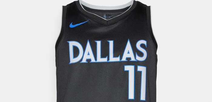 Maillot de basket-ball noir avec texte "DALLAS" en bleu et numéro "11". Logo Nike bleu sur le côté gauche de la poitrine. Col en V et texture en mesh.