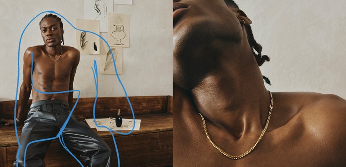 Portrait en noir mettant en scène une personne torse nu portant un pantalon en cuir noir et un collier en chaîne dorée, devant un mur neutre décoré d'une œuvre d'art.