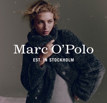 Sweter oversize o fakturowanej ciemnoszarej kolorystyce z wysokim kołnierzem. Modelka trzyma kołnierz, ukazując miękkość tkaniny na stonowanym tle.