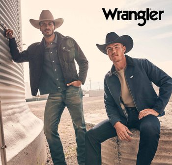 Två män bär Wrangler-jackor och jeans. En i en svart jacka och den andra i en marinblå jacka. Båda har på sig bredbrättade cowboyhattar.
