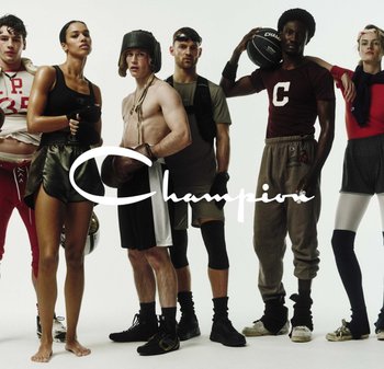 Grupo diverso de seis atletas em roupas esportivas variadas posando com confiança com luvas de boxe, bola de basquete e equipamentos, contra um fundo branco.