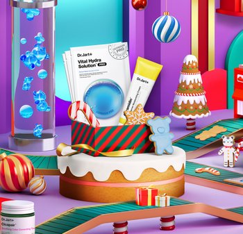 Juldekoration med Dr.Jart+ hudvård, godiskäpp, pepparkakor, en presentlåda och festliga dekorationer på en tårtfat.