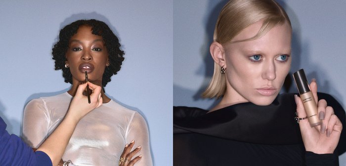 Två modeller med olika frisyrer; en applicerar läppsmink till vänster, medan den andra håller i en foundationflaska till höger.