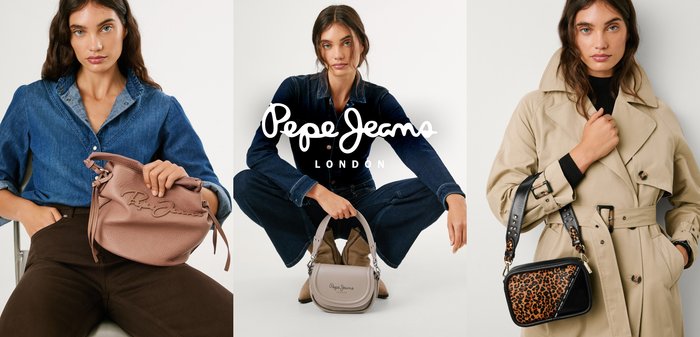 Tre borse in esposizione: una borsa di pelle rosa pallido con logo, una borsa beige chiaro con un design arrotondato e una borsa nera con un accento in stampa leopardata.