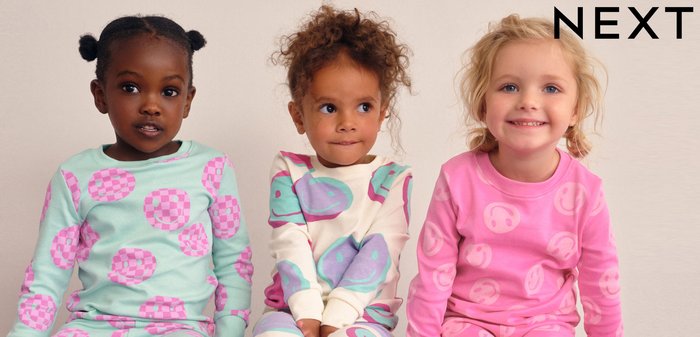 Ensembles de pyjamas pour enfants colorés : menthe avec des motifs à carreaux roses, crème avec des motifs bleus et violets, et rose avec des visages souriants. Tissu doux.