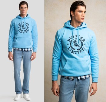 Lichtblauwe katoenen hoodie met een zwart logo en een leeuwengrafiek, featuring een buidelzak, gedragen over een geruit shirt en gecombineerd met lichtgekleurde spijkerbroek.