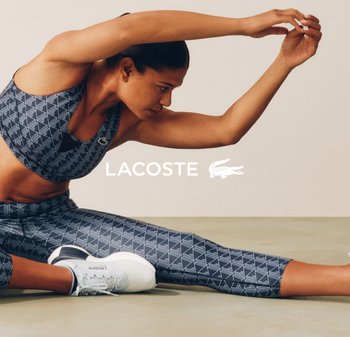 Conjunto de athleisure deportivo en azul con patrones geométricos. La parte superior es una camiseta cropped, combinada con leggings ajustados. Zapatos blancos con el logo de la marca.