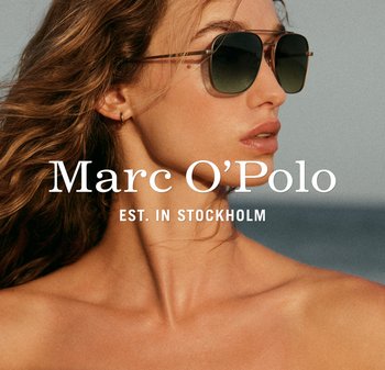 Kobieta z falującymi włosami, nosząca duże ciemne okulary przeciwsłoneczne i małe kolczyki koła, zwrócona w prawo na rozmytym tle pleneru o zachodzie słońca.