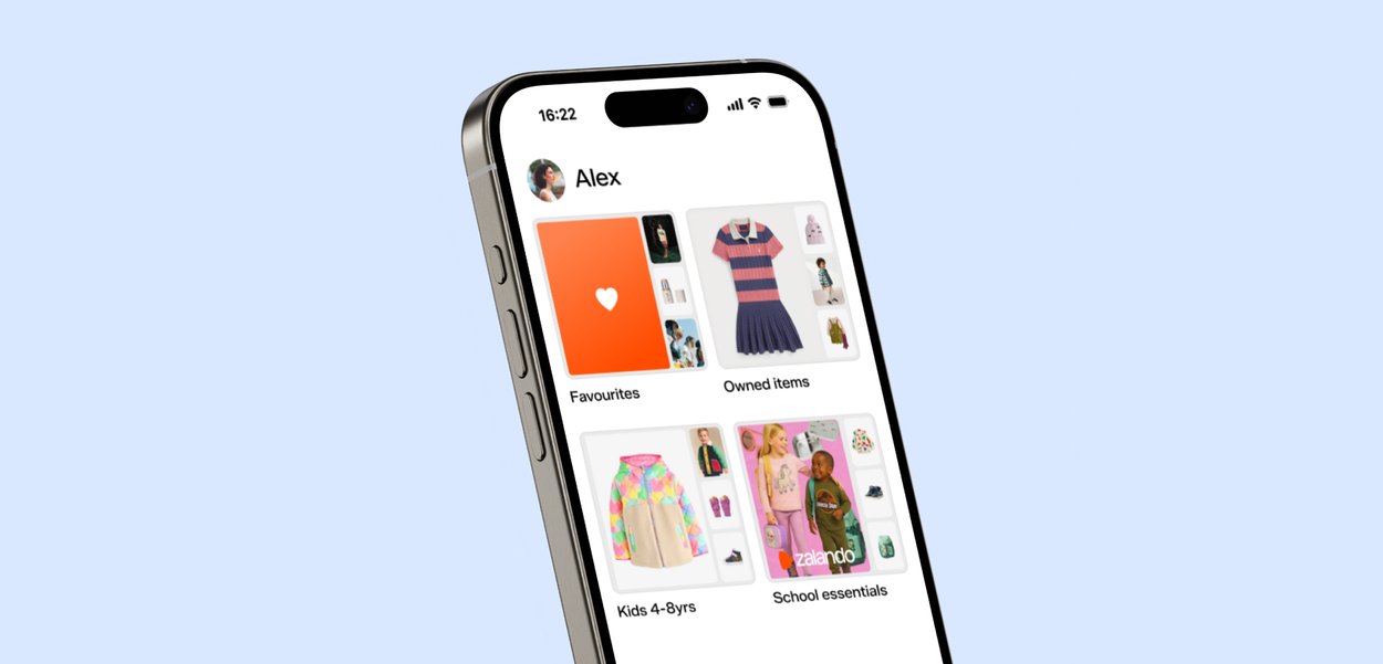 Smartphone scherm toont gebruiker "Alex" met app-secties: Favorieten, Bezit, Kleding voor kinderen 4-8 jaar, en Schoolspullen weergegeven.