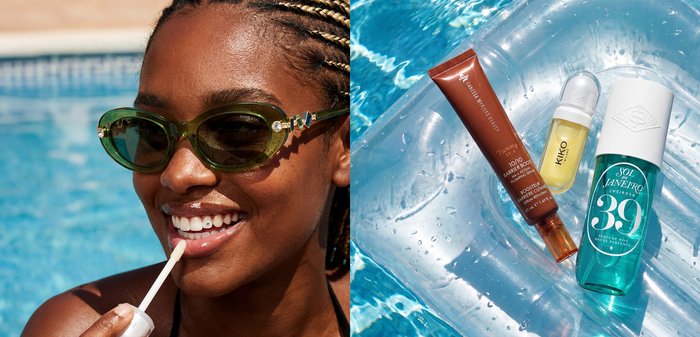 Femme portant des lunettes de soleil applique du gloss à lèvres au bord d'une piscine, à côté d'un objet gonflable avec des produits de soin de la peau flottant dans l'eau.