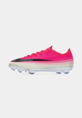 Leuchtend pinker und weißer Fußballschuh mit schwarzem Swoosh-Logo und Stollen an der Sohle für Traktion auf Grasflächen.