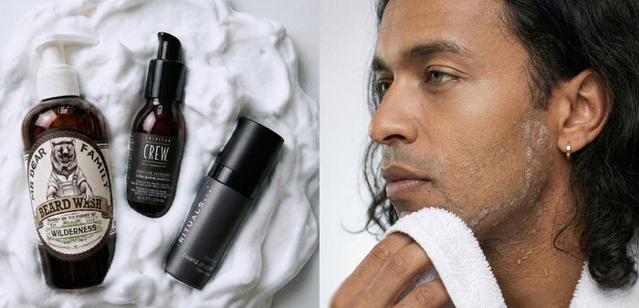 Trois produits pour le soin de la barbe sur de la mousse à côté d'un homme essuyant délicatement un nettoyant pour barbe de son visage avec un chiffon blanc.