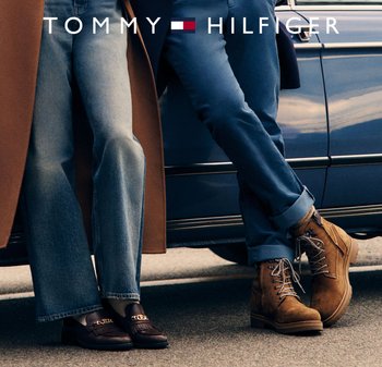 Mocassins marron avec un accent doré, jeans évasés bleu clair, et bottes beiges à lacets associées à un jean foncé près d'une voiture bleue.