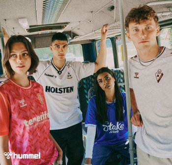Vier personen in een bus dragen verschillende sporttruien: roze, wit, blauw en lichtgrijs. De truien tonen logo's en patronen, met verschillende halslijnen.