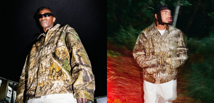 Homme aux dreadlocks portant une veste camouflage et un pantalon blanc, debout en extérieur la nuit avec un effet de flou de mouvement.