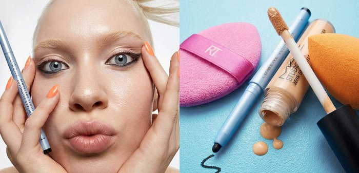 Femme avec un eyeliner noir dramatique et des ongles pêche tenant un crayon pour les yeux, à côté des applicateurs de maquillage et d’un fond de teint liquide sur une surface bleue.