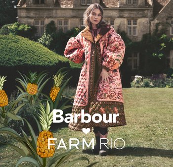 Gepolsterter pinkfarbener Mantel mit puffigen Ärmeln, braunem Kragen, floralen Mustern und detaillierten Stickereien. Das Modell steht in einem Garten mit subtilen Ananas.