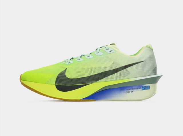 Πλάγια όψη ενός αθλητικού παπουτσιού Nike σε νέον κίτρινο και γκρι με μεγάλο μαύρο σήμα και παχιά σόλα με μπλε και κίτρινες λεπτομέρειες.