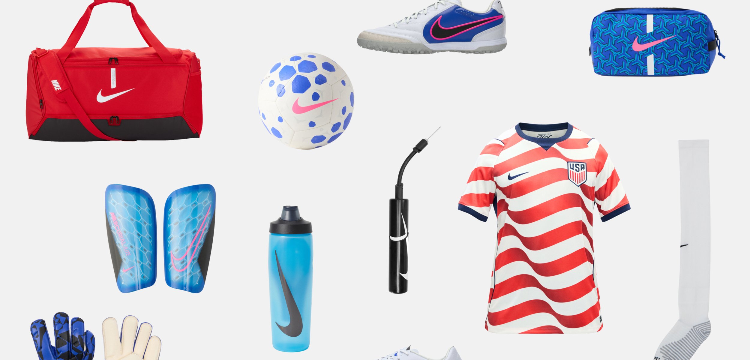 Rote Sporttasche, blau-weißer Fußball, weiß-blaue Fußballschuhe, blaue Ballpumpe, blaue Schienbeinschoner, hellblaue Wasserflasche, Handschuhe, rot-weiß gestreiftes USA-Trikot, weiße Socken.