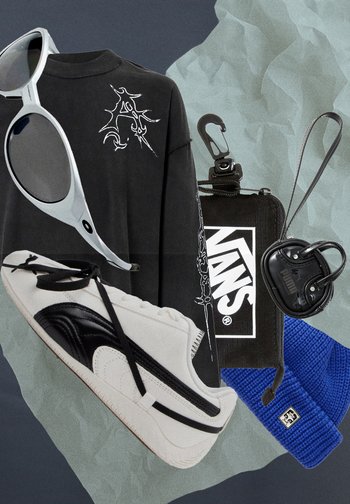 Maglietta a maniche lunghe nera con grafica, sneakers bianche e nere, occhiali da sole lucidi, berretto di lana blu e pochette nera con logo; texture e materiali vari.