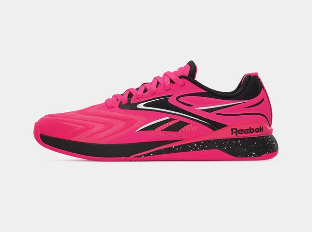 Zapatilla de correr Reebok de color rosa brillante con detalles en negro y blanco, cierre de cordones y suela negra moteada, mostrada de perfil.