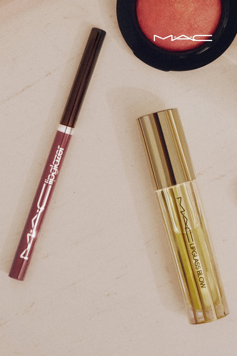 Perfilador de labios MAC en púrpura intenso, Lipglass de MAC en tubo amarillo transparente con tapa dorada, y un compacto redondo de rubor con rubor rojo en su interior.