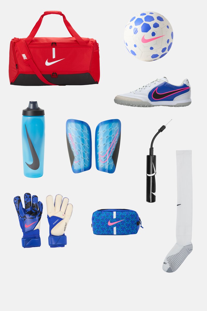 Rote und blaue Fußballausrüstung inklusive Tasche, Ball, Stollenschuh, Wasserflasche, Schienbeinschoner, Pumpe, Handschuhe, kleines Täschchen und weiße Socke auf weißem Hintergrund.