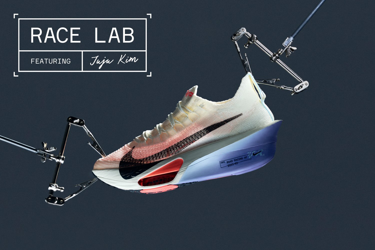 Chaussure de course Nike avec un design léger, une tige translucide, des accents noirs et roses, et une semelle bleue avec une unité d'air visible.