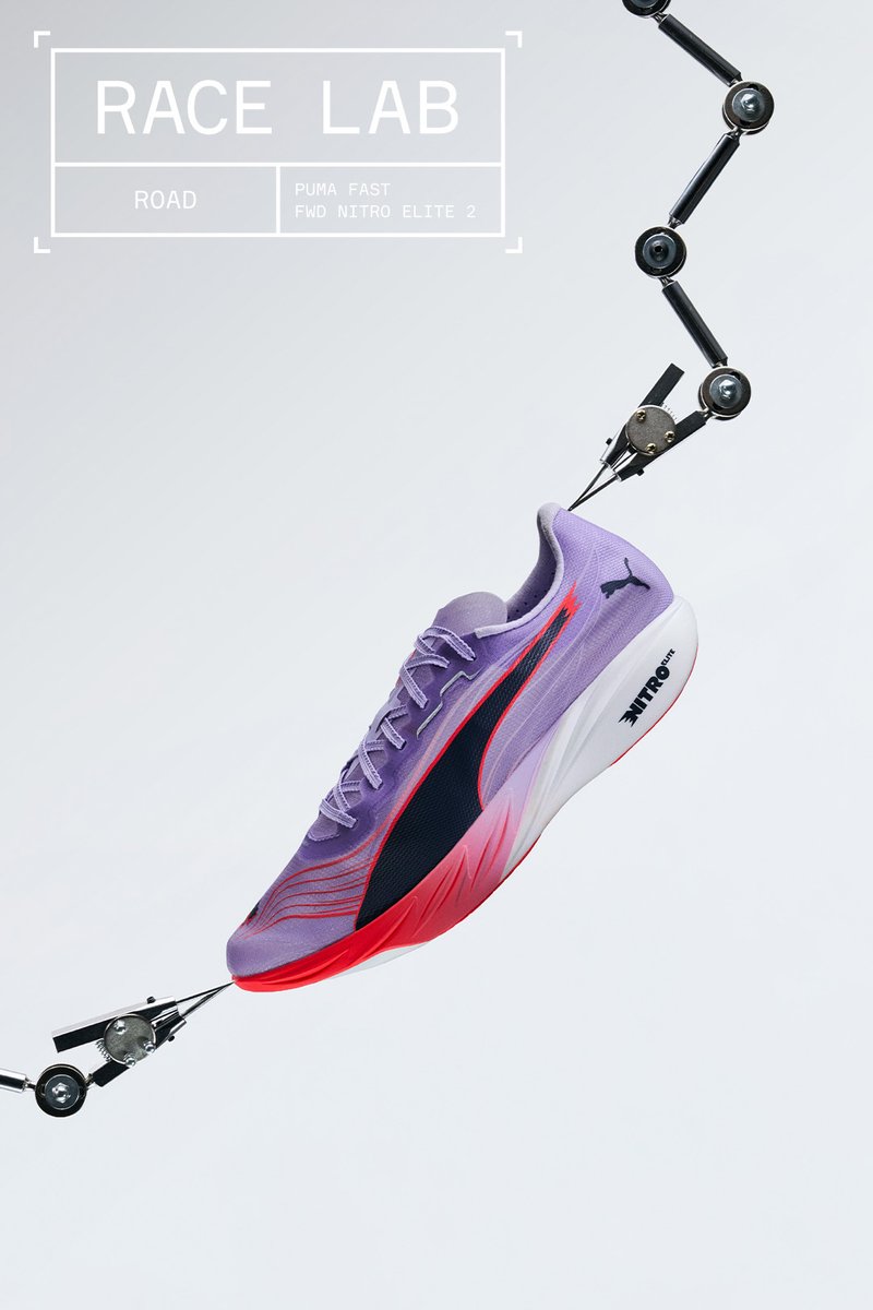 Lila und roter Puma Laufschuh, gehalten von robotischen Armen vor weißem Hintergrund mit "Race Lab" und Schuhmodelltext.