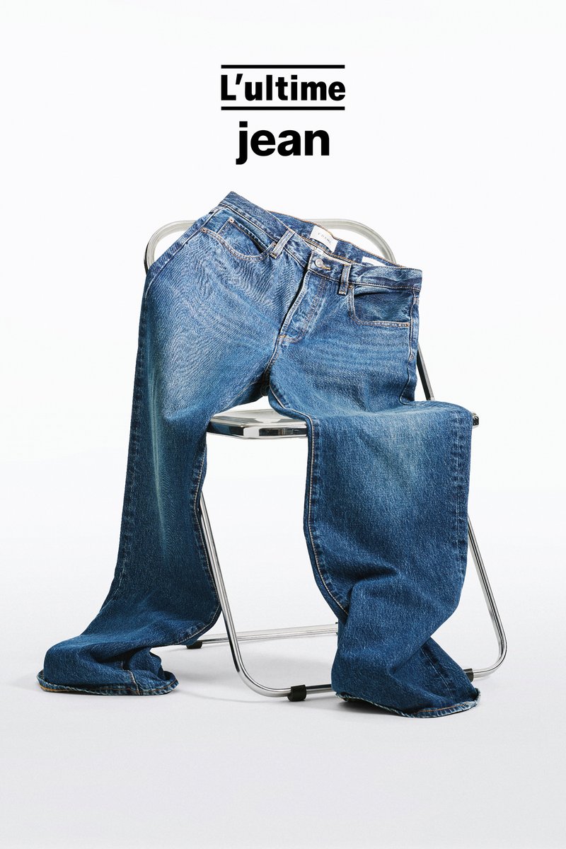 Jean en denim bleu drapé sur une chaise transparente avec le texte « L'ultime jean » au-dessus sur fond blanc.