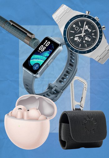 Orologio intelligente grigio, orologio argento con quadrante nero, penna blu, custodia per auricolari rosa, moschettone argento e pochette in pelle nera su uno sfondo blu.