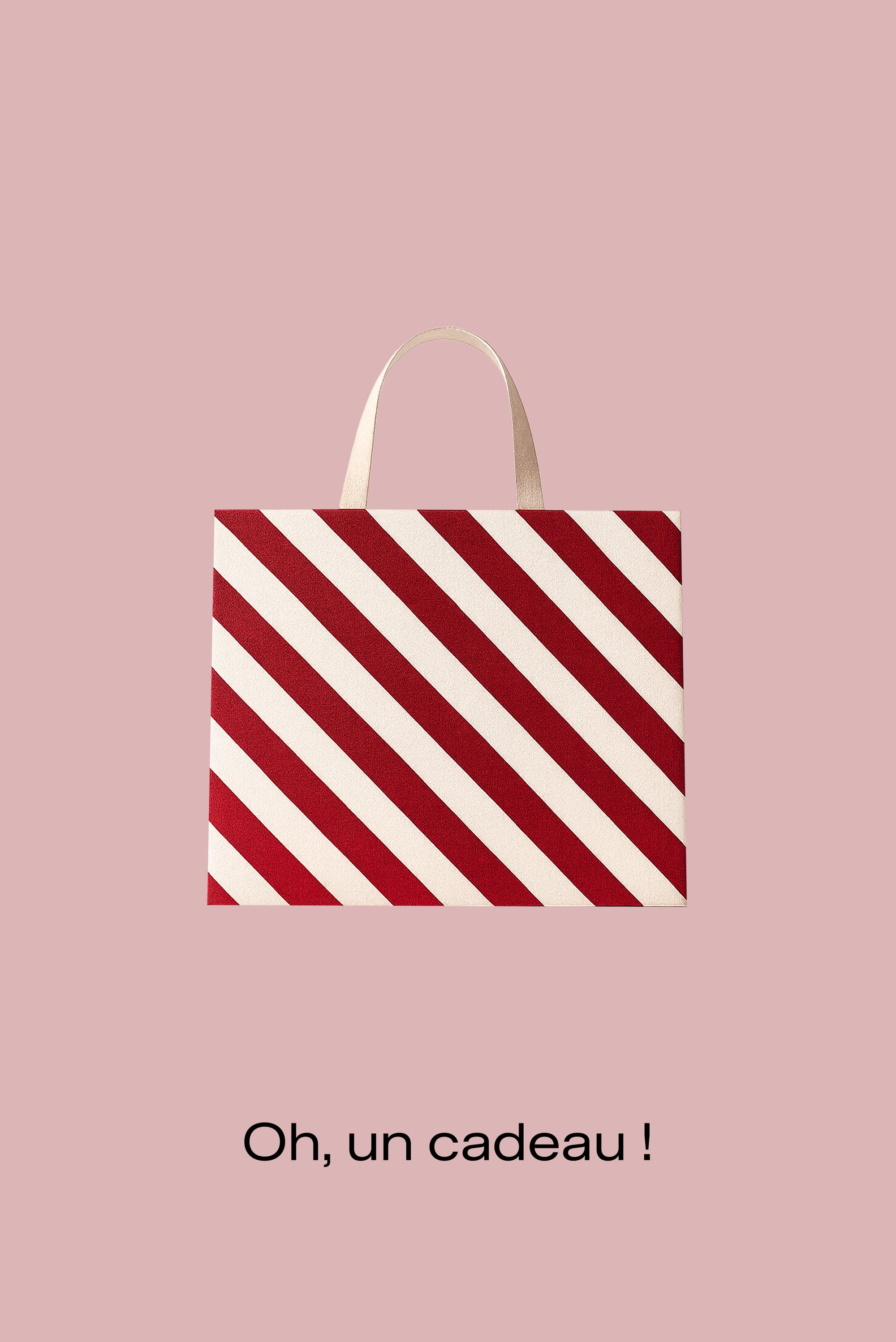 Sac cadeau rayé avec des rayures diagonales rouges et blanches, forme rectangulaire plate, en papier, avec une poignée couleur crème.