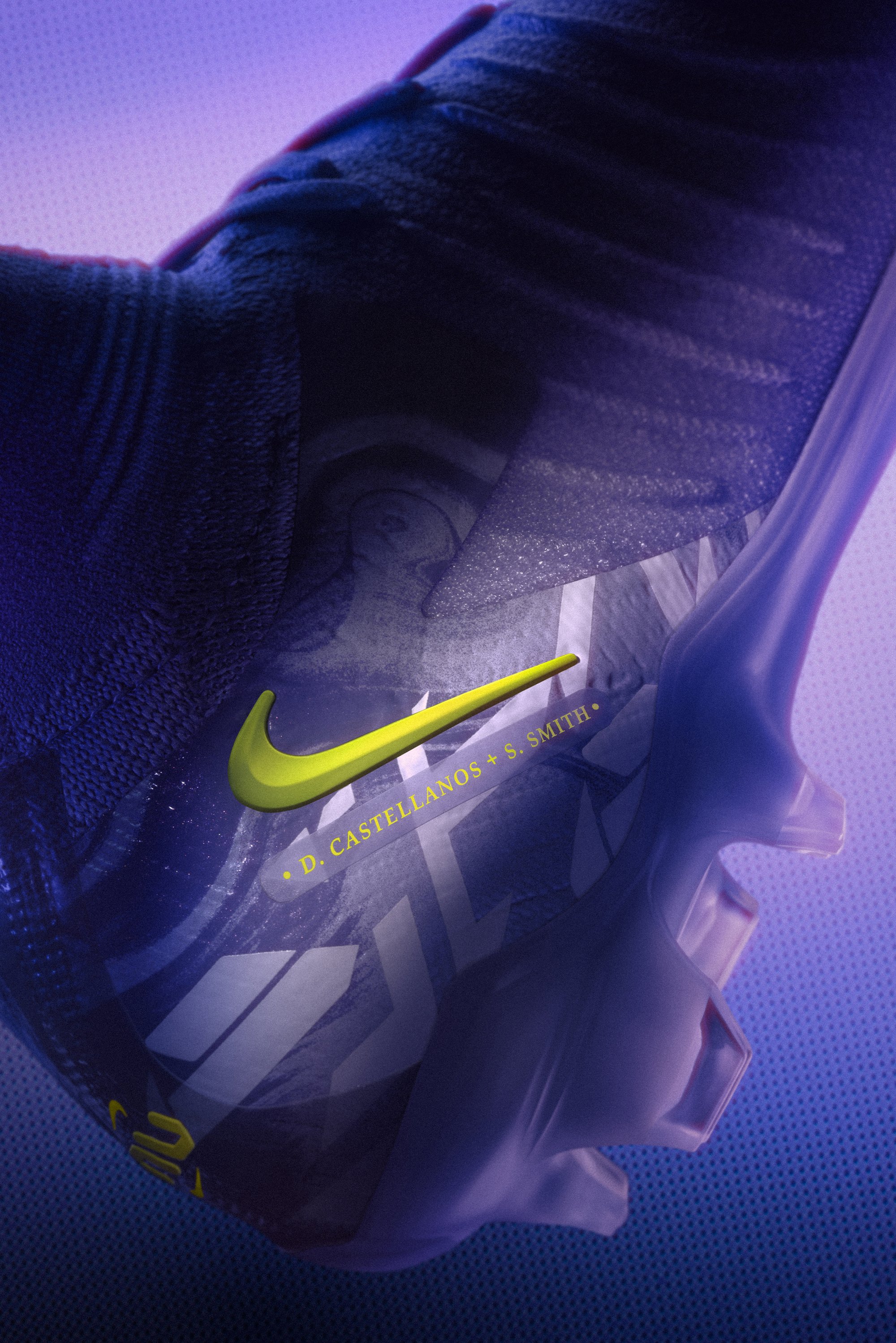 Botín de fútbol con un evidente swoosh amarillo de Nike, que presenta los nombres "D. Castellanos" y "S. Smith" sobre un fondo degradado en púrpura.