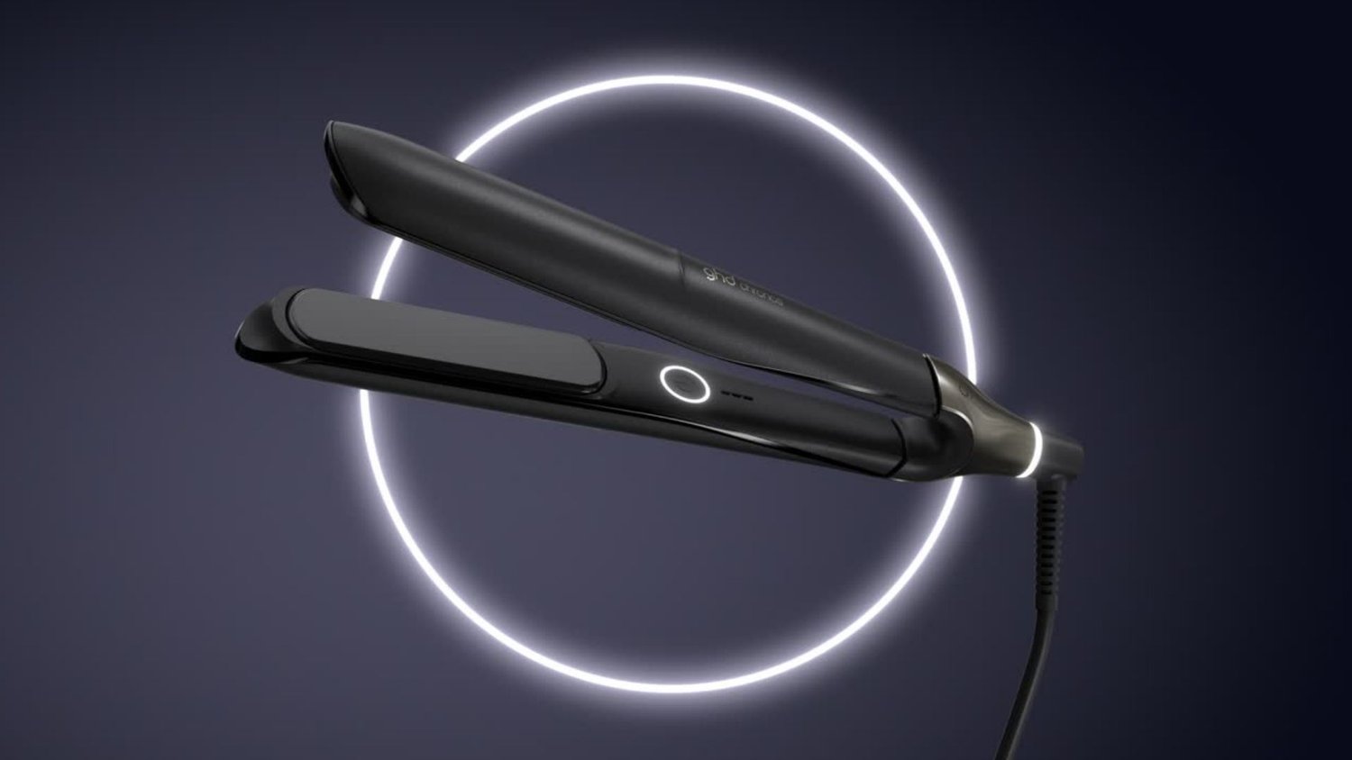 Lisseur à cheveux noir avec bouton d'alimentation lumineux et câble, sur fond sombre avec une lumière circulaire blanche lumineuse derrière.